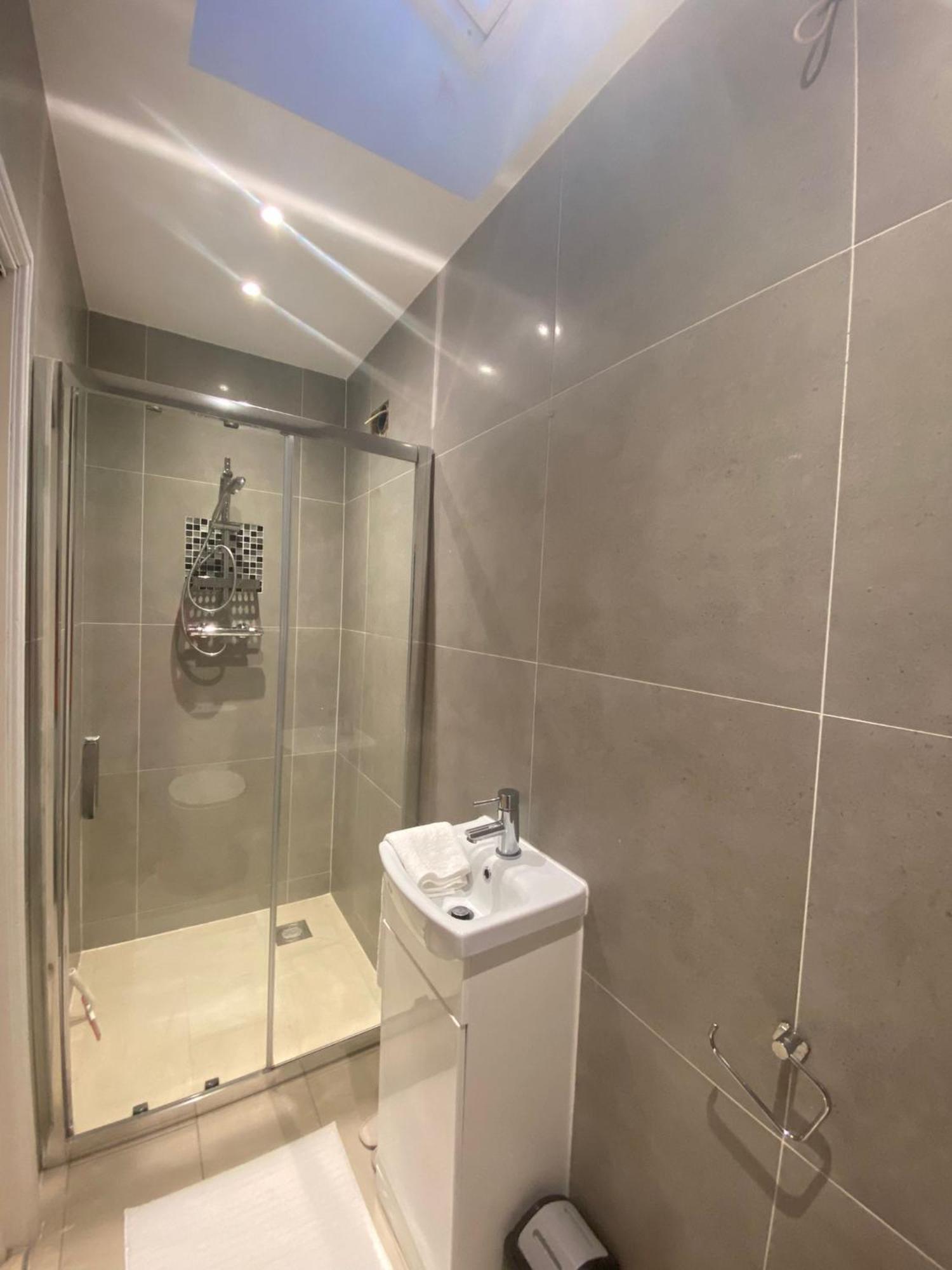 לונדון Dannifar Guest House מראה חיצוני תמונה